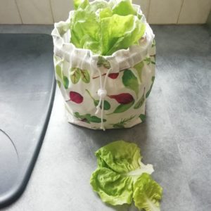 Sac à salade réutilisable ouvert avec motifs salade