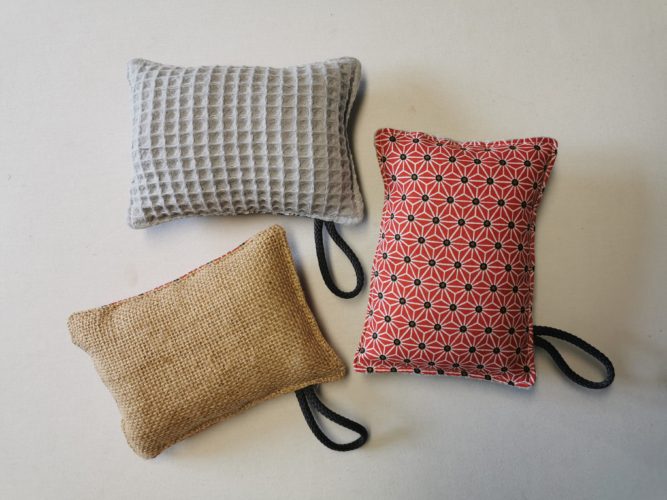 éponges lavables avec une face coton rouge et deux autres éponges pour montrer le verso qui est en toile de jute ou en nid d'abeilles