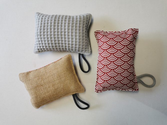 éponges lavables rouges et blanches avec au choix une face en toile de jute ou en nid d'abeilles