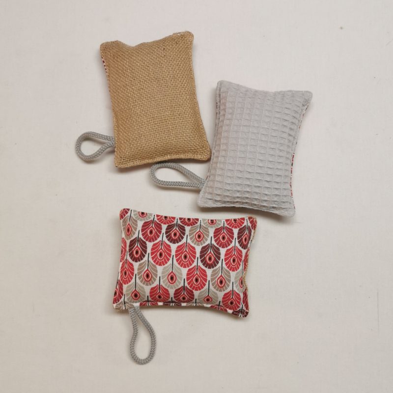 éponge lavable rouge à motifs