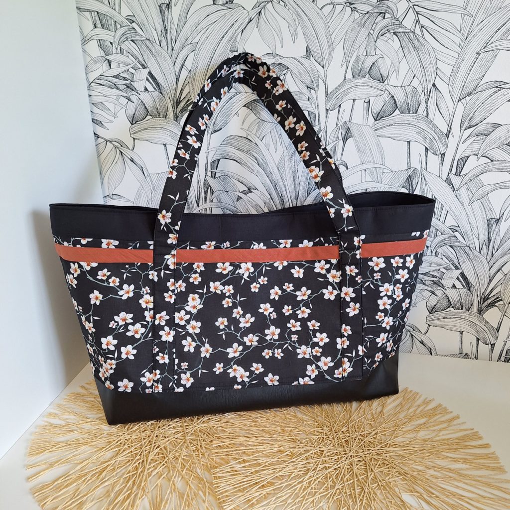 Sac à main noir à fleurs